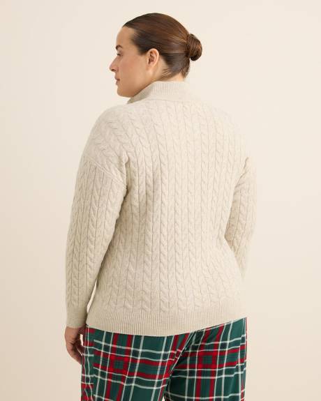 Pull en tricot à mailles torsadées et col boutonné