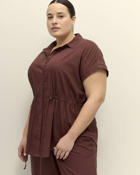 Blouse en mélange de lin à manches courtes et taille cintrée