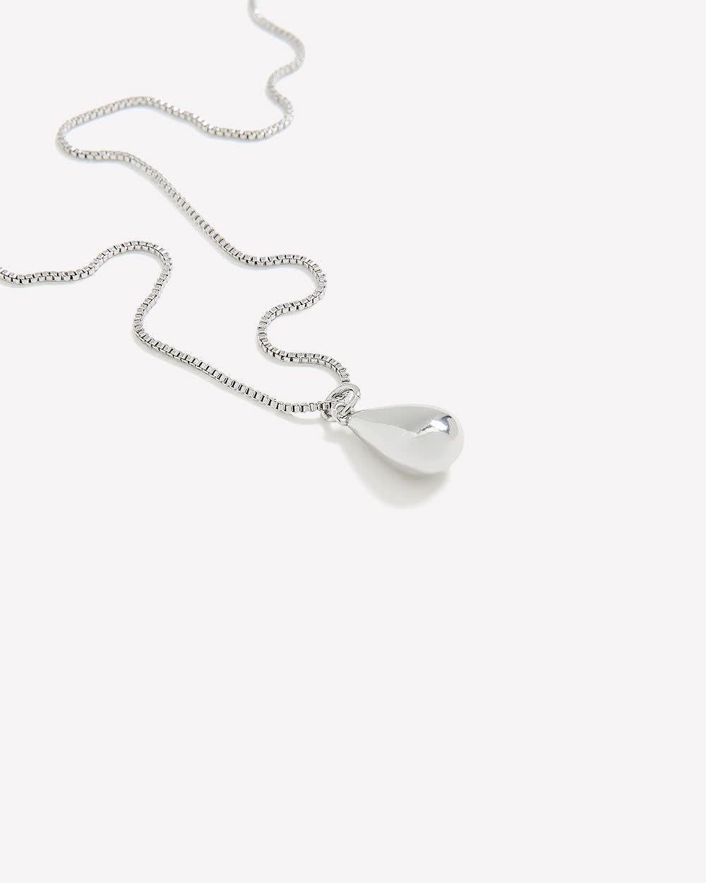 Petit collier d&eacute;licat avec pendentif en forme de goutte