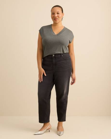 T-shirt &agrave; encolure en V, coupe moderne - Addition Elle