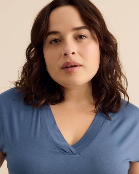 T-shirt &agrave; encolure en V, coupe moderne - Addition Elle - Essentiels PENN.