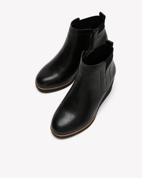 Bottillon compensé en faux cuir noir, pied très large