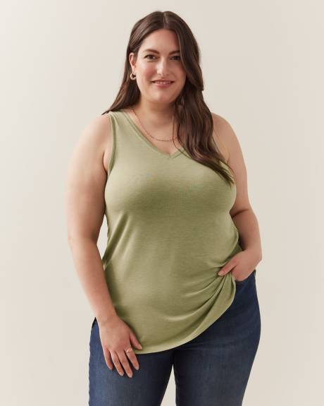Modern-Fit Sleeveless V-Neck Tunic