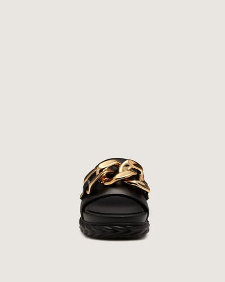 Sandale noire à enfiler avec chaîne dorée, largeur régulière - Vince Camuto