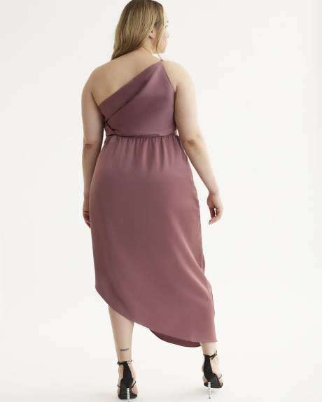 Robe maxi en satin Sensual avec une épaule dénudée - City Chic