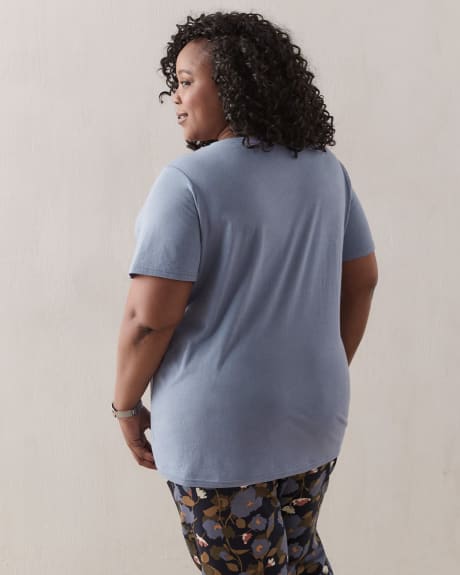 Boyfriend Fit V-Neck T-Shirt - In Every Story