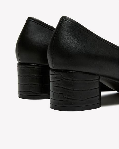 Chaussure à bout pointu avec talon cylindrique, pied très large
