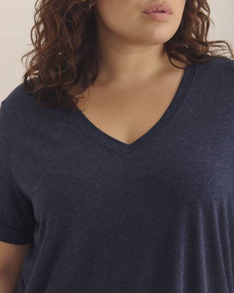 Boyfriend-Fit V-Neck T-Shirt - PENN. Essentials