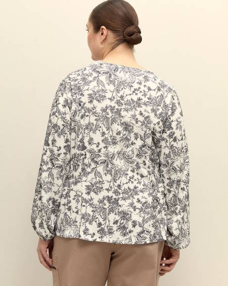Haut blanc fleuri avec encolure en V et taille à smocks