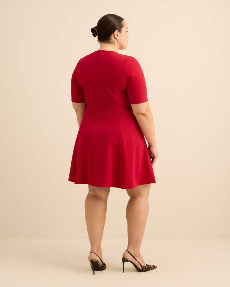 Robe cintr&eacute;e et &eacute;vas&eacute;e en tricot c&ocirc;tel&eacute; avec manches aux coudes