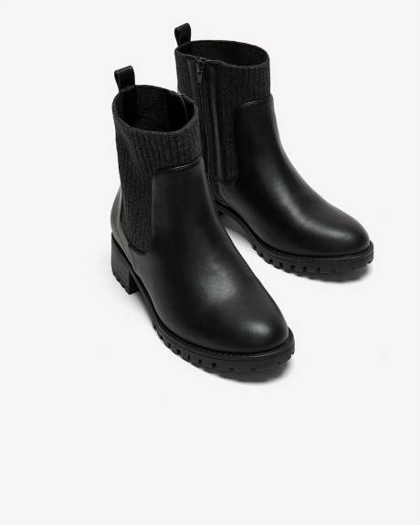 Bottillon à talon noir avec collet en tricot, pied très large