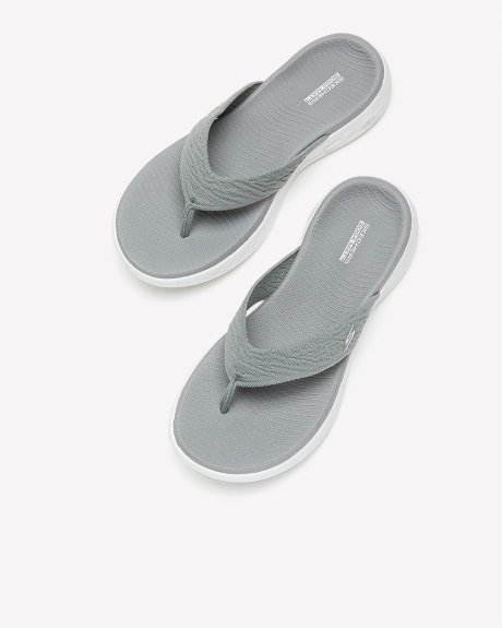 Sandale tong en maille, pied large - Skechers