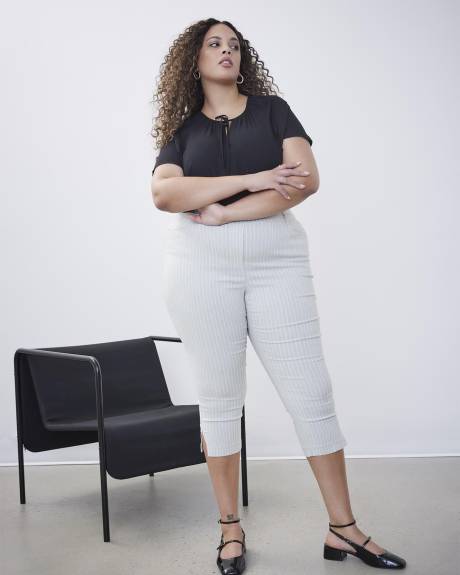 Pantalon capri rayé, coupe ingénieuse