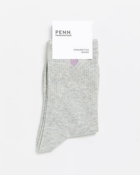 Chaussettes grises avec coeur brodé