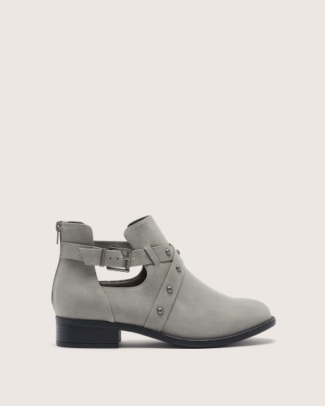 Bottines grises avec boutons décoratifs, pied très large