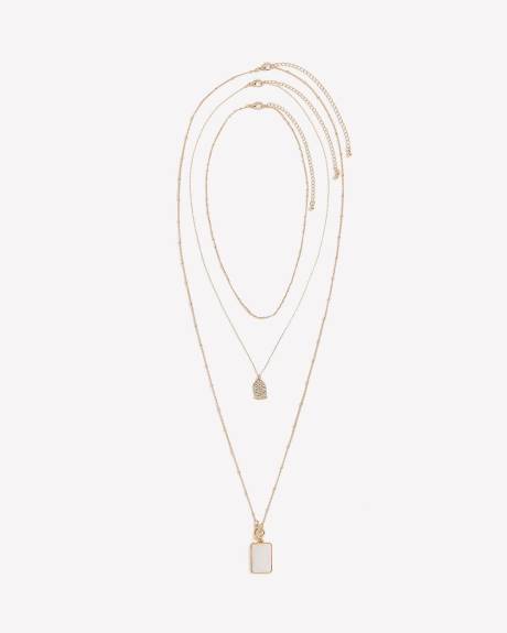 Collier doré long à trois chaînes avec pendentif en pierre