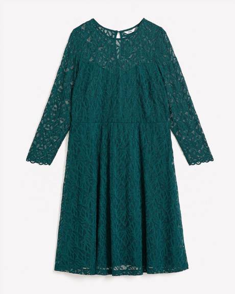 Robe en dentelle à manches longues