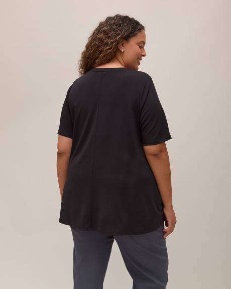 Haut noir à décolleté en coeur
