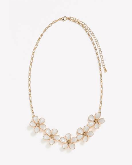 Short Necklace with White Flowers