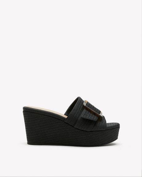Sandale plateforme noire à talon compensé avec boucle décorative, pied très large