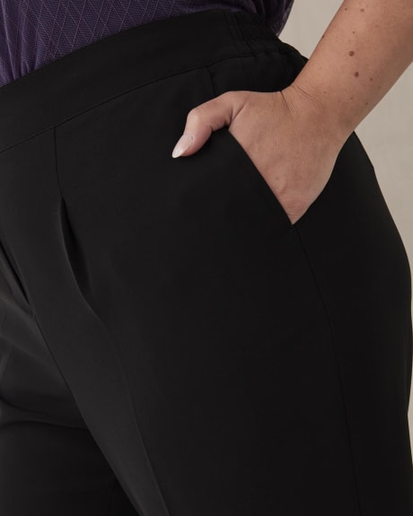 Pantalon uni à jambe fuselée avec plis