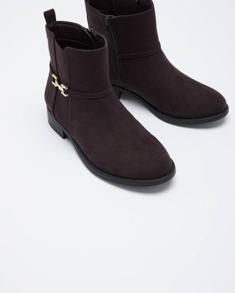 Bottes courtes en faux suède violet avec boucle dorée, pied très large