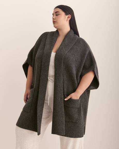 Cape en tricot côtelé épais avec poches