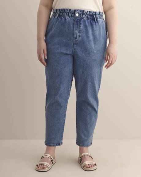 Pantalon à taille froncée et jambe fuselée