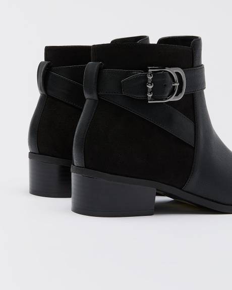 Bottes courtes noires avec lanière, pied très large
