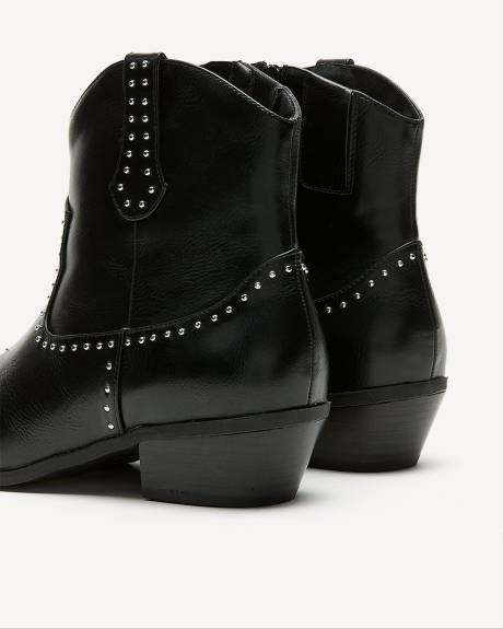 Bottillons western en cuir synthétique noir clouté, pied très large