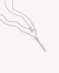 Collier à deux chaînes délicates argentées avec pendentif en bâtonnet