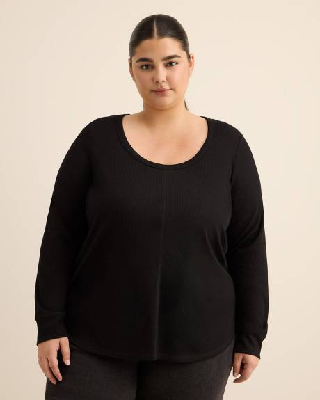 Curvy-Fit Long-Sleeve Waffle Tee - PENN. Essentials