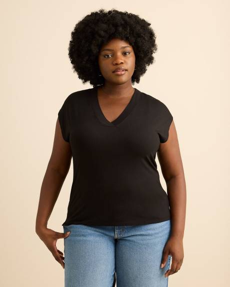 T-shirt &agrave; encolure en V, coupe moderne - Addition Elle