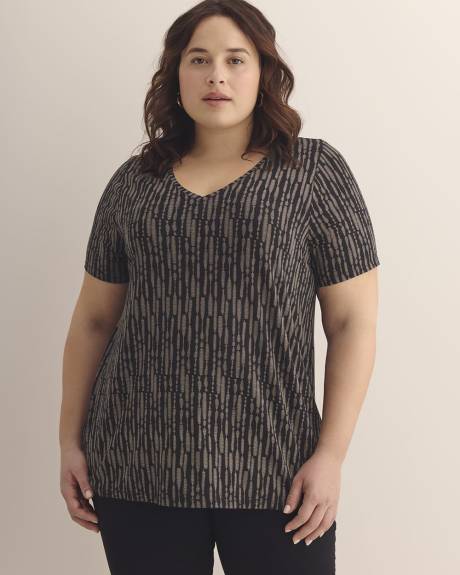 Modern-Fit Short-Sleeve V-Neck Tee - PENN. Essentials