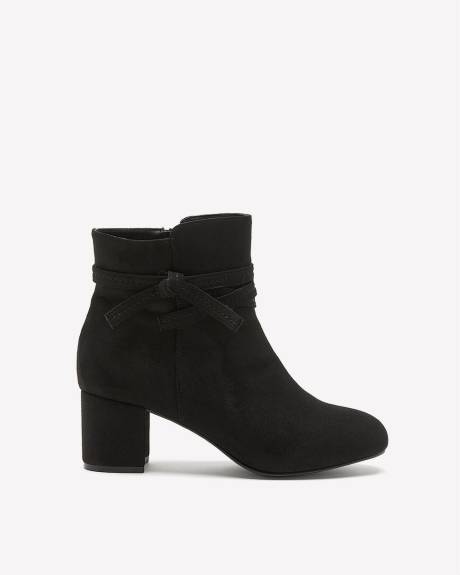 Bottillon à talon bloc avec boucle, pied très large