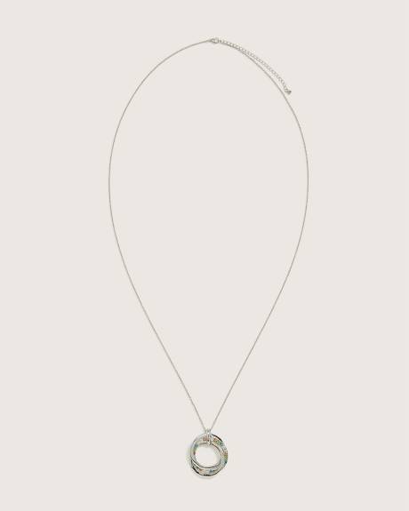 Long collier avec pendentif à anneaux