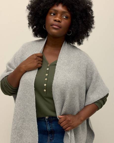 Châle en tricot côtelé avec manches intégrées