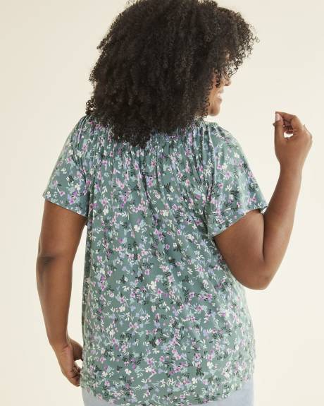 Haut long en tricot fleurie avec encolure à smocks, tissu responsable