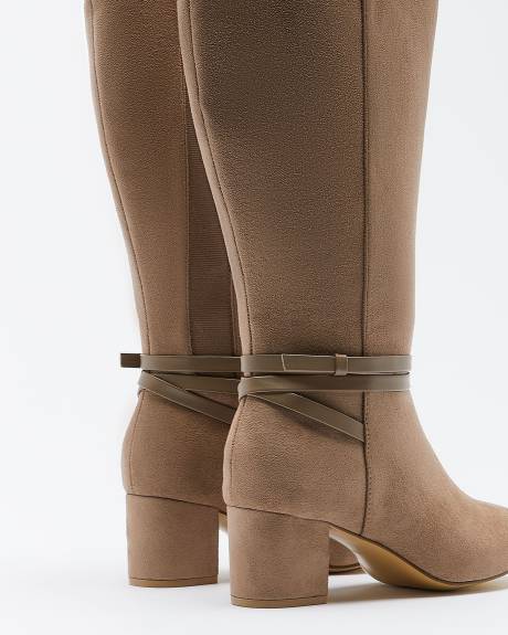 Bottes hautes avec lanière qui entoure la cheville, pied très large