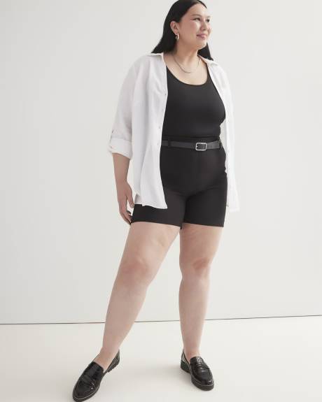 Short noir, coupe ingénieuse, tissu responsable