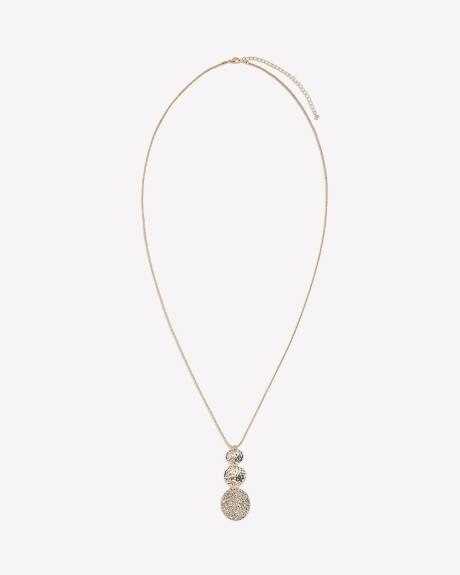 Collier long doré à pendentif martelé