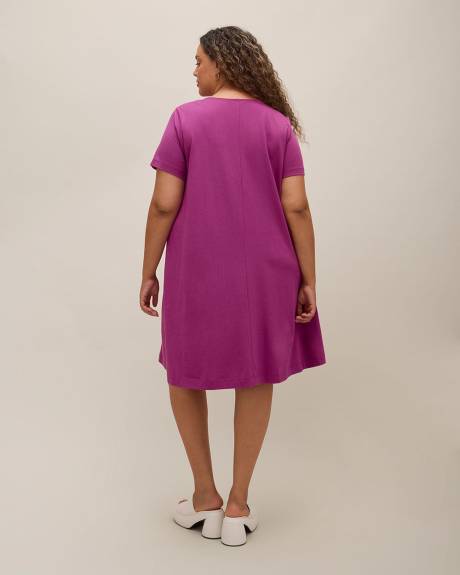 Robe à manches courtes avec col en U