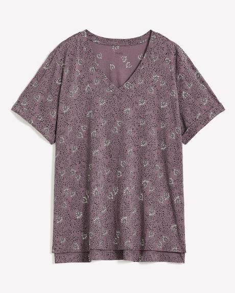 Boyfriend-Fit V-Neck T-Shirt - PENN. Essentials