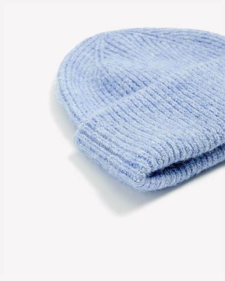 Bonnet bleu en tricot côtelé