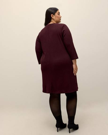 Robe mi-longue côtelée et évasée avec boutons à l'épaule