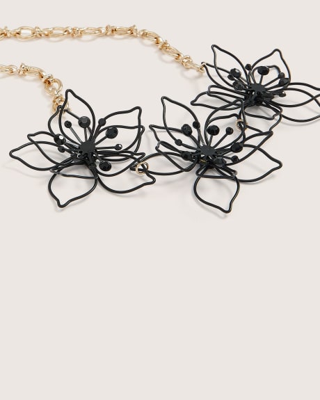 Short Necklace with Black Flowers
