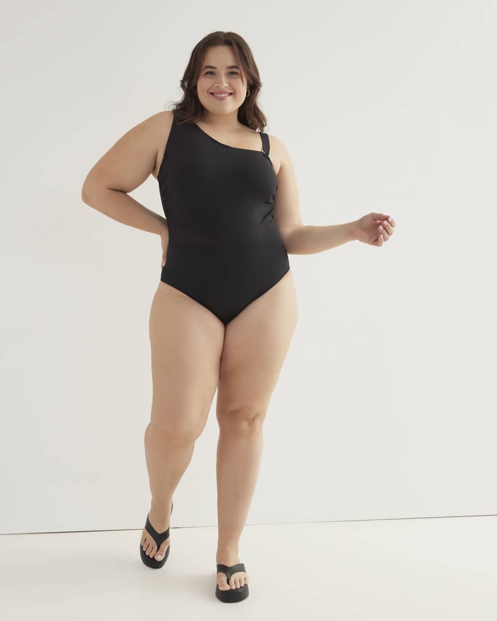 Maillot une-pièce noir à bretelles asymétriques et mesh