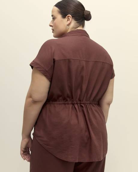Blouse en mélange de lin à manches courtes et taille cintrée