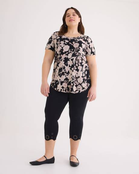 Capri Legging with Embroidery at Hem - PENN. Essentials