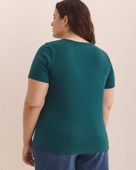 Girlfriend-Fit V-Neck Ribbed Tee - PENN. Essentials